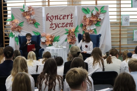Muzyczne podziękowania – uczniowie dla nauczycieli i pracowników szkoły