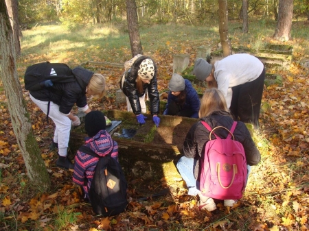 Zajęcia przyrodniczo-historyczne na terenie cmentarza poniemieckiego w Rurzycy