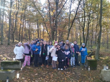 Zajęcia terenowe klasy 4a w Lapidarium w Kliniskach Wielkich