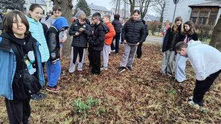 W poszukiwaniu wiosny – wspólny spacer klas piątych