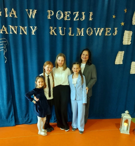 Sukces naszych uczennic w konkursie recytatorskim w SP w Komarowie